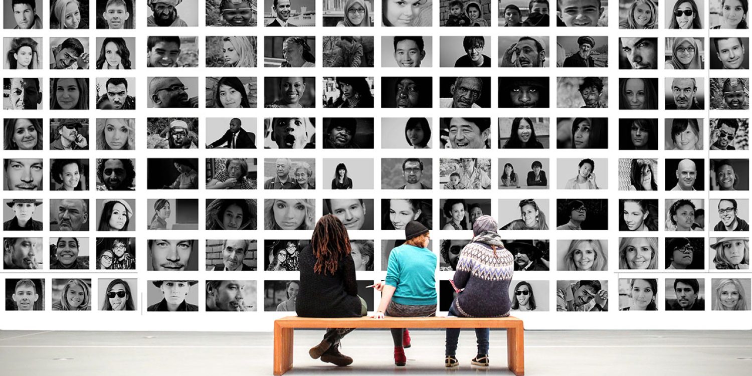 tres personas viendo muchos retratos. Símil de selección de una muestra. cuántas encuestas debo hacer.